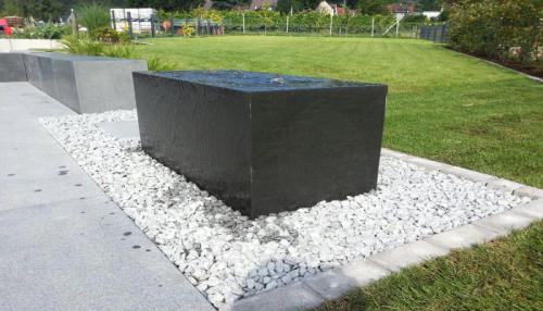 Moderner Brunnen im Garten